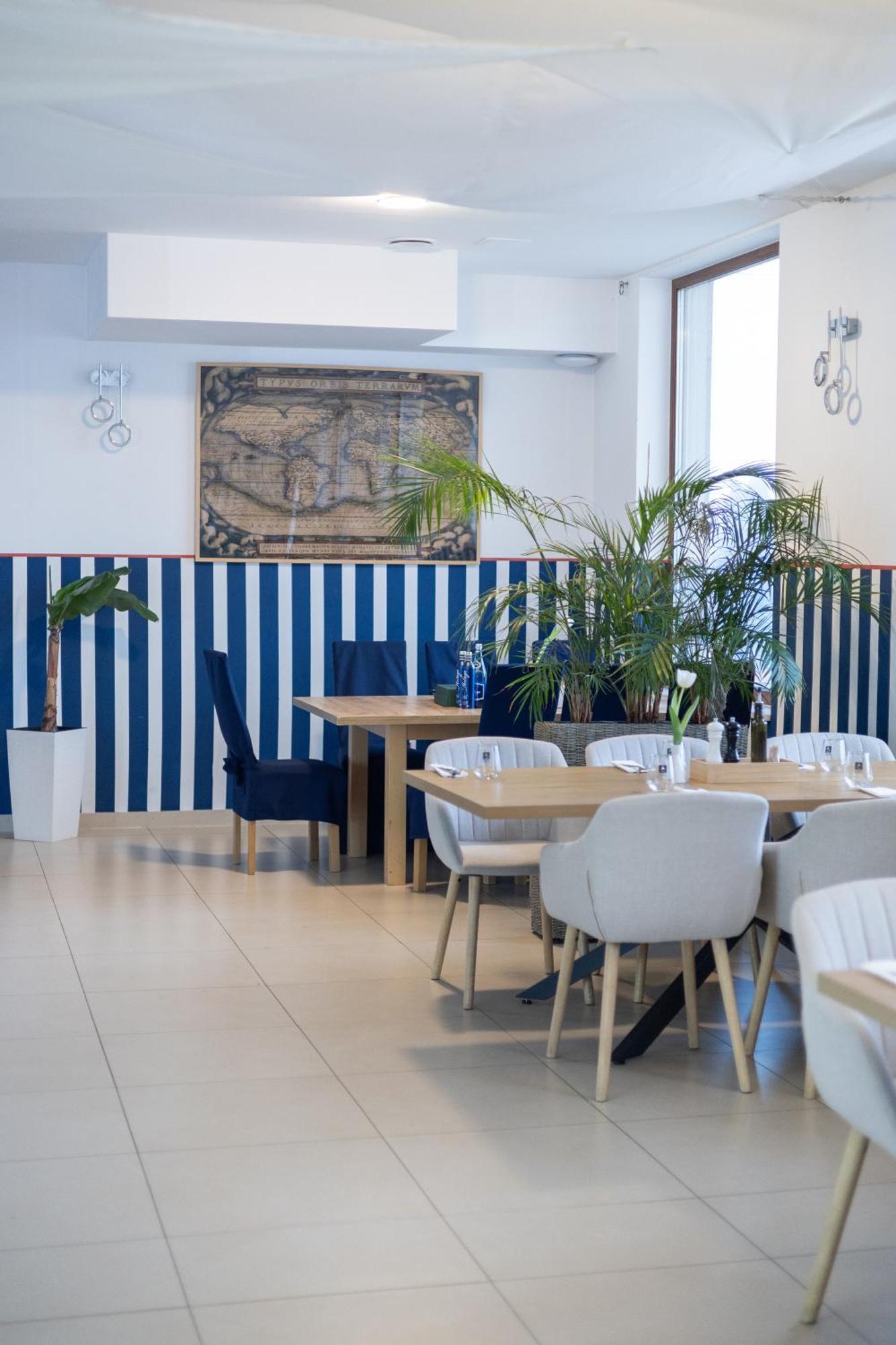 Hotel Relax Place & Restaurant Zegrze Poludniowe